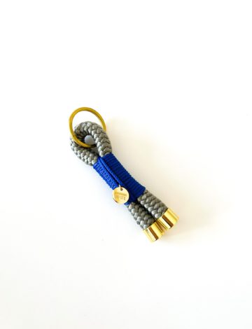 Schlüsselanhänger- grau.Kornblumenblau – 10mm – Messing
